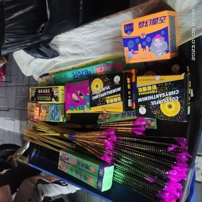 这个新年,在家门口摆地摊卖烟花的00后,你的日收入已经过万